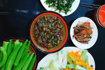 Vợ hành động "cực phũ" khi nấu xong cơm chồng vẫn mải chơi game