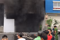 Video: Lửa tái bùng phát ở chung cư Carina, 2 cảnh sát bị thương