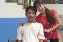 Thầy giáo Thanh Hóa khóc khi được vợ đẩy xe lăn vào hôn trường