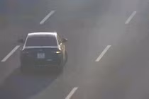 Video: Phẫn nộ ô tô con đi lùi trên cao tốc suýt gây tai nạn thảm khốc