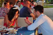 Phát hiện bí mật bất ngờ trong tấm hình hồi bé của vị hôn phu