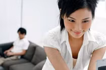 Vợ nhắn tin tâm sự với trai trẻ suốt đêm