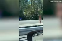 Video: Cô gái khỏa thân thản nhiên băng ngang đường cao tốc