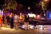 Video: Cây lớn đổ đè bẹp xe, cặp vợ chồng thoát chết trong gang tấc