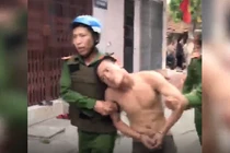 Video: Cảnh sát khống chế thanh niên ngáo đá cầm 2 con dao t