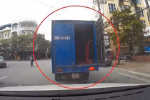 Video: Quên đóng cửa thùng, xe tải suýt gây tai nạn