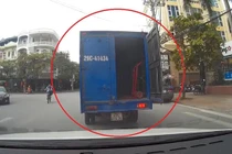 Video: Quên đóng cửa thùng, xe tải suýt gây tai nạn