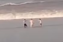 Video: 3 người đàn ông bị thủy triều cuốn trôi, một người tử vong