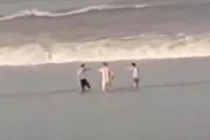 Video: 3 người đàn ông bị thủy triều cuốn trôi, một người tử vong