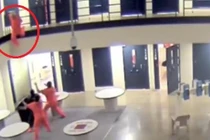 Video: Tù nhân nhảy lầu tự tử, được 3 bạn tù cứu mạng như phim hành động