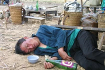 Hài hước chuyện cai nghiện rượu khó hơn cả cai ma túy