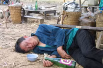 Hài hước chuyện cai nghiện rượu khó hơn cả cai ma túy