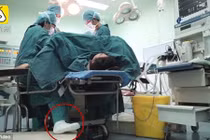 Bị gãy ngón chân, nữ bác sĩ vẫn đứng phẫu thuật suốt 5 tiếng