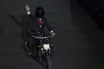 Video: TT Indonesia "tạo địa chấn" khi lái xe máy tới khai mạc ASIAD 2018