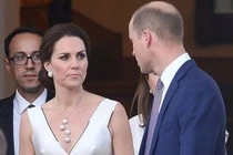 Công nương Kate hành động lạ vì chuyện ngoại tình của chồng