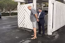 Người phụ nữ mặc áo choàng tắm chết bí ẩn trên ghế