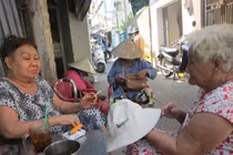 Người đàn bà cứ giao thừa lại đọc kinh kệ sám hối cho Năm Cam