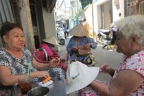 Người đàn bà cứ giao thừa lại đọc kinh kệ sám hối cho Năm Cam