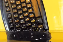 Ngâm bàn phím vào dung dịch tẩy rửa axeton và cái kết bất ngờ