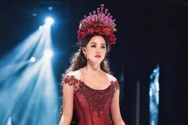 Video: Hoa hậu Tiểu Vy sải bước catwalk như người mẫu chuyên nghiệp