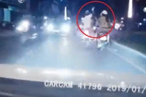 Video: Lướt điện thoại khi chạy xe máy, cô gái bị cướp giật phăng