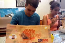 Khách Tây giật mình nhận chiếc bật lửa từ người bán hàng rong