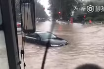 Video: Xem ô tô bì bõm bơi trong biển nước ở Trung Quốc