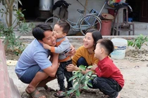 Chuyện tình lãng mạn của anh lính Trường Sa cầu hôn ngay tại sân ga