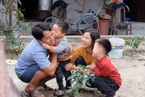 Chuyện tình lãng mạn của anh lính Trường Sa cầu hôn ngay tại sân ga