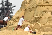 Du khách đổ xô check-in lâu đài cát "khủng" phá vỡ kỷ lục thế giới