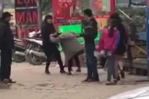 Vợ vào nhà nghỉ đánh tình địch, chồng lượn lờ bên ngoài… “đứng xem”