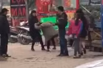 Vợ vào nhà nghỉ đánh tình địch, chồng lượn lờ bên ngoài… “đứng xem”