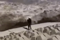 Video: Người đàn ông sống sót thần kỳ sau khi bị sóng cao 3m "nuốt chửng"