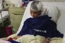 Bạn trai của bố cầm búa tấn công dã man con riêng của người tình