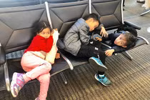 3 con của Ốc Thanh Vân chịu cảnh ngủ "vạ vật" đáng thương