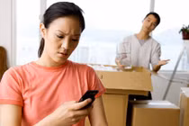 Chị em bày nhau cách "quản" chồng thời công nghệ