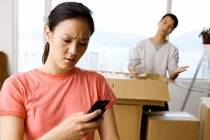 Chị em bày nhau cách "quản" chồng thời công nghệ