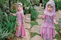 Xuất hiện bé gái “long lanh” như búp bê khiến dân mạng “tan chảy“