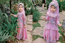 Xuất hiện bé gái “long lanh” như búp bê khiến dân mạng “tan chảy“