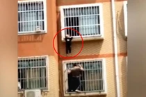Video: Giải cứu bé trai lơ lửng ngoài ban công tầng 7