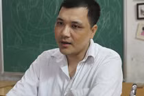 Chuyện xúc động về thầy giáo làng viết chữ bằng miệng đẹp ngỡ ngàng