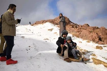 Video: Tuyết bỗng rơi trắng xóa ở sa mạc Ả Rập Saudi