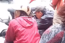 Cặp vợ chồng sửa xe đặc biệt hạnh phúc ở giữa lòng Hà Nội