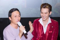 Hoài Linh ăn mặc "lạc quẻ" đến mừng cháu trai ra mắt phim mới