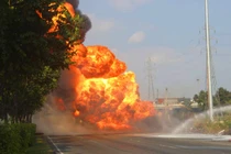 Video: Xe bồn chở xăng bốc cháy dữ dội tạo “quả cầu lửa” ở Sài Gòn