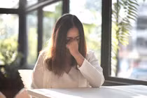 Về đến nơi nhìn cảnh tượng trong nhà chồng mà tôi uất hận vô cùng