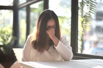 Về đến nơi nhìn cảnh tượng trong nhà chồng mà tôi uất hận vô cùng