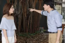 Cãi nhau với vợ, chồng gọi điện cho nhà ngoại dọa trả con gái