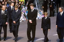 Hành động khó hiểu của bố chồng Công nương Diana trong đám tang con dâu