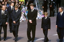 Hành động khó hiểu của bố chồng Công nương Diana trong đám tang con dâu